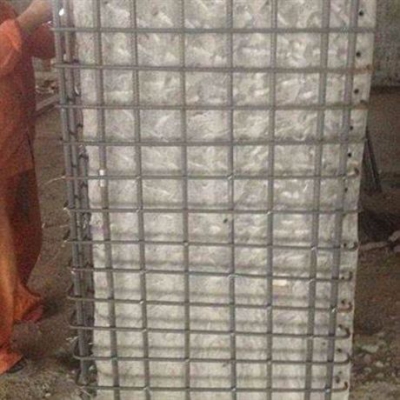 在外包钢加固梁柱时，当梁柱有弯曲不平整时是否须要处理？如何加固处理？